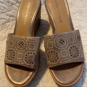Donald J Pliner platform Slip On Sandals. New. Gold Metallic. Sz 7.5 Womens.